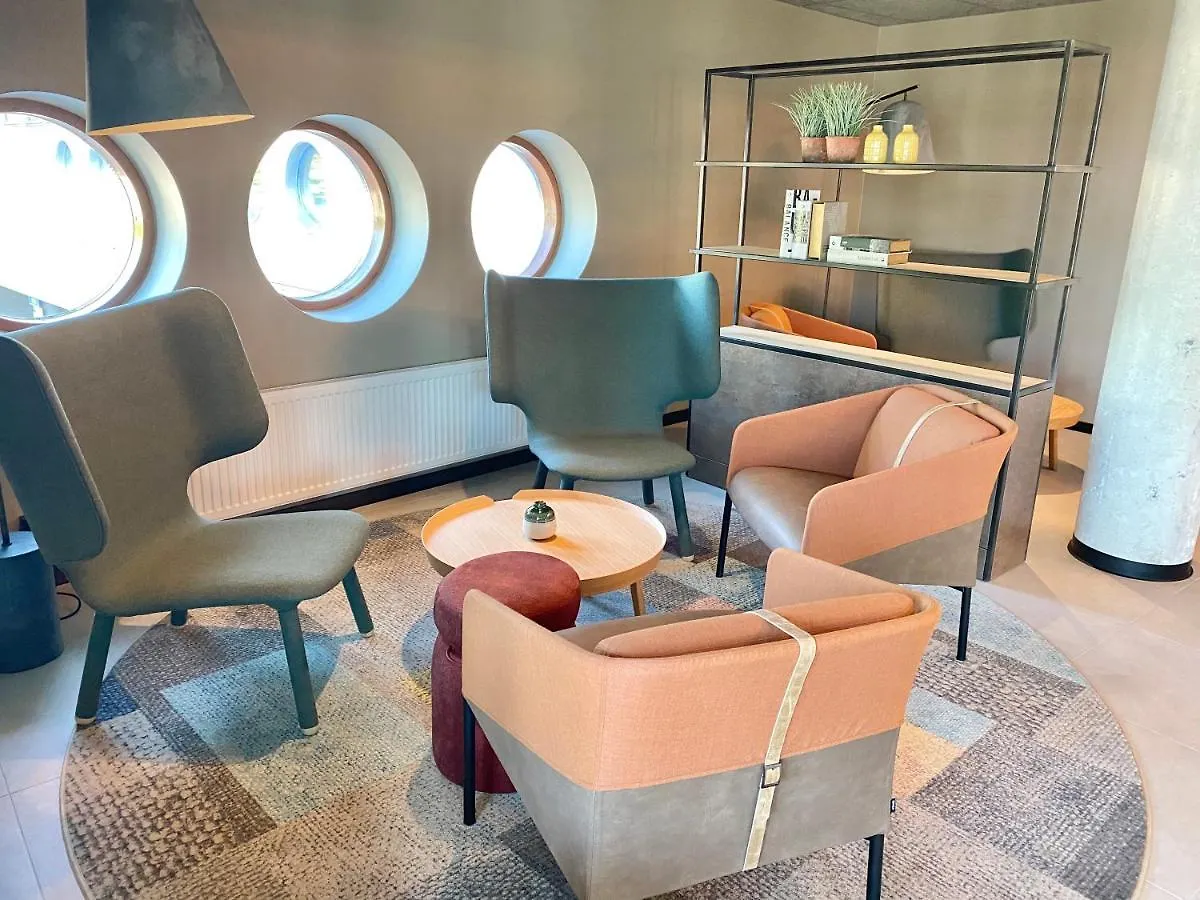 Pilot Airport Hotel Βάνταα