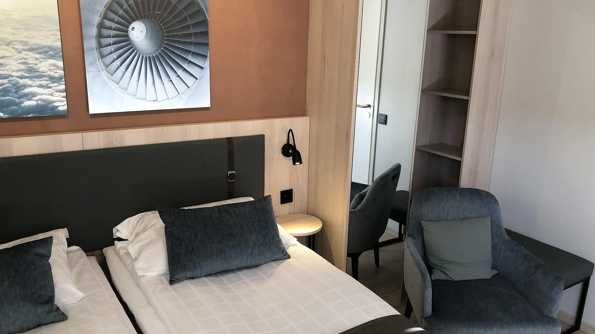 Pilot Airport Hotel Βάνταα