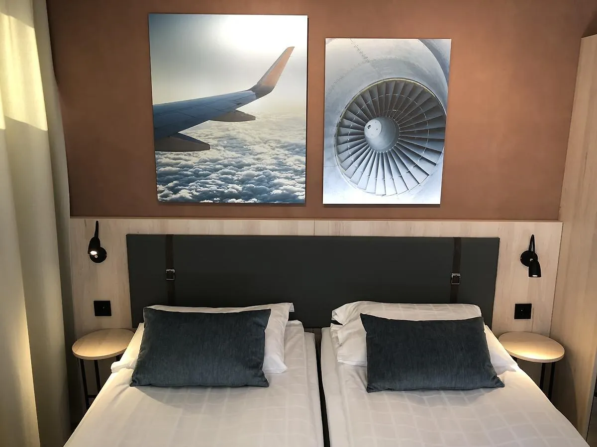 Pilot Airport Hotel Βάνταα