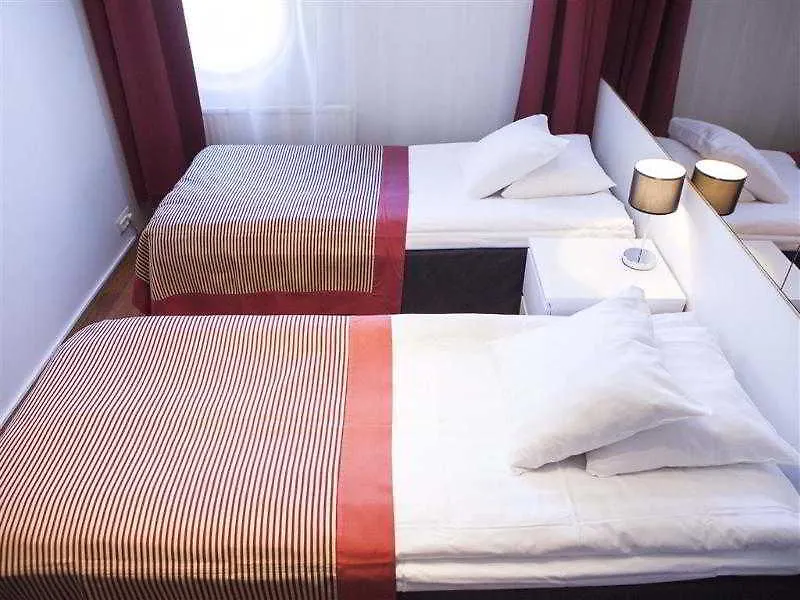 Pilot Airport Hotel Βάνταα